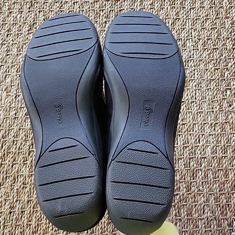CLOUD 9 rounded toe flat shoes.  Black gray.  Size 10 M